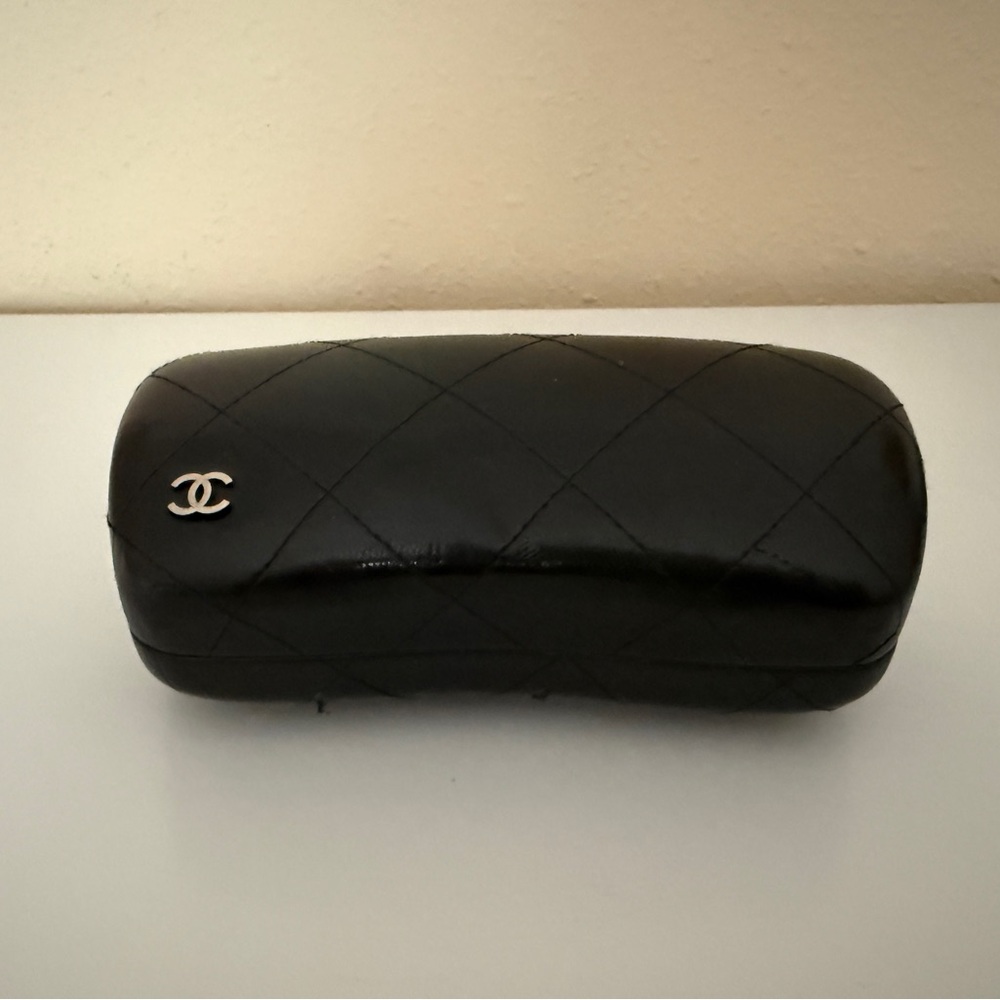 CHANEL Black Sunglasses with CC Temples - Picture 10 of 11